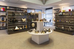 Uitvaartwinkel almere interieur met mini urn en glazen urnen