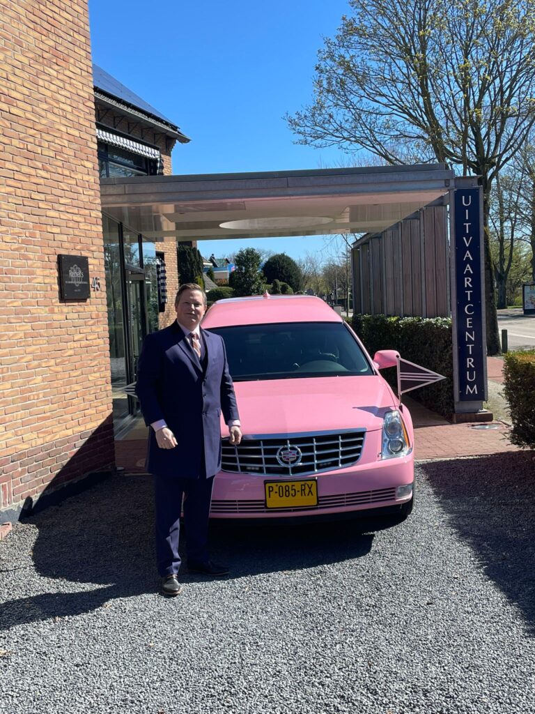 Roze uitvaart rouwauto Rebel Huizen Almere