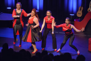 Foto van de Meiden van Los voorstelling Uit het leven gegrepen Rebel Uitvaart Huizen