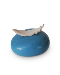 Keramiek baby urn met veertje KLU20-5-1