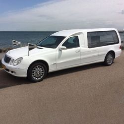 Huur rouwauto wit met chauffeur voor uitvaart 2 uur