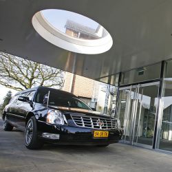 Huur rouwauto zwart met chauffeur voor uitvaart 2 uur