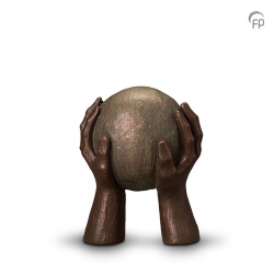 Urn Gedragen kleine handen met bol UGK008A