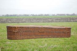 Wilgentenen kist met schapenwol en eco linnen bekleding